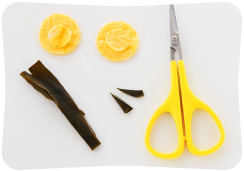 おつまみ昆布をキッチンばさみで三角に切ります。卵焼きは大小を重ねてお弁当に配置します。
