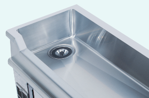 舟形シンクと低コールドテーブルを一体化 作業動線を短縮した便利な1台