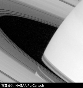 約450万kmの距離から撮影された土星の冠