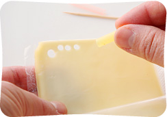 ストローでスライスチーズを丸く切って白目をつくります。口は細いストローでさらにくり抜いてドーナツ状にします。