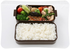 基本のお弁当ができたら、ご飯が冷めるのを待つ間に、楽しい海苔弁当をつくります。