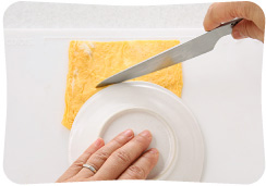 帽子は卵焼きをナイフでカットしてつくります。適当なサイズのセルクルがないときは、小皿などを型にして使います。