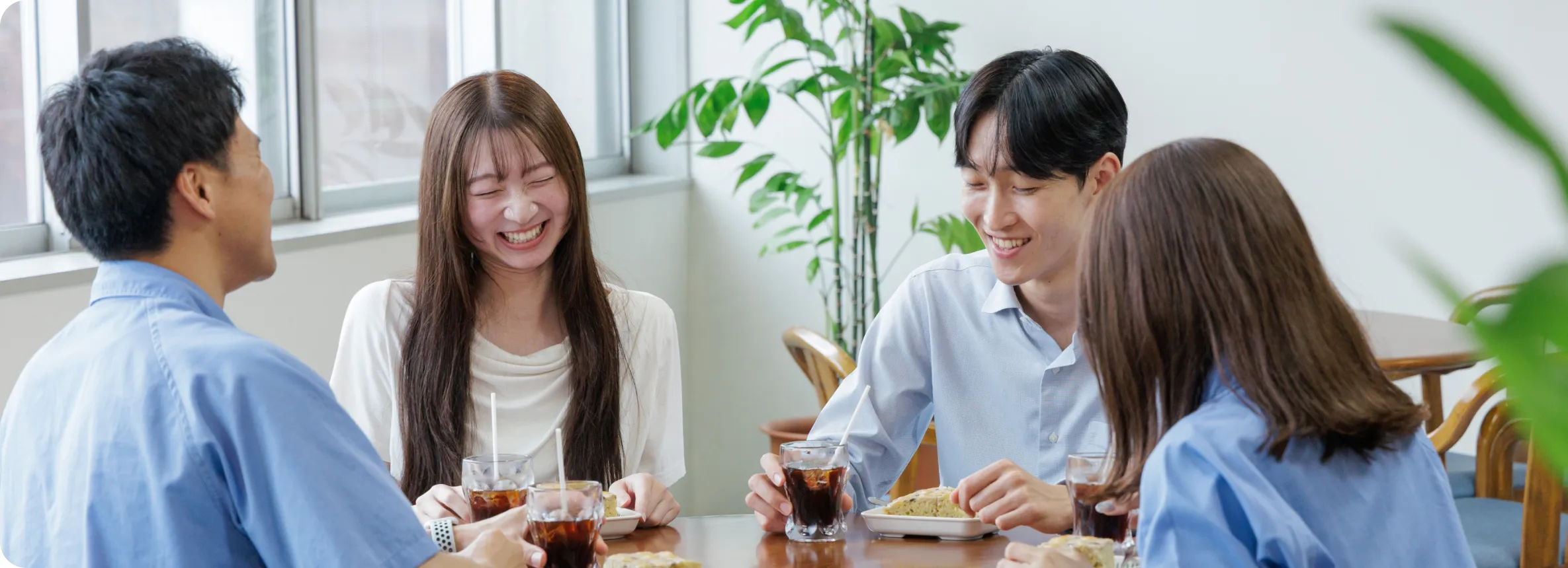 社員4名がテーブルを囲んで談笑するクロストークの様子