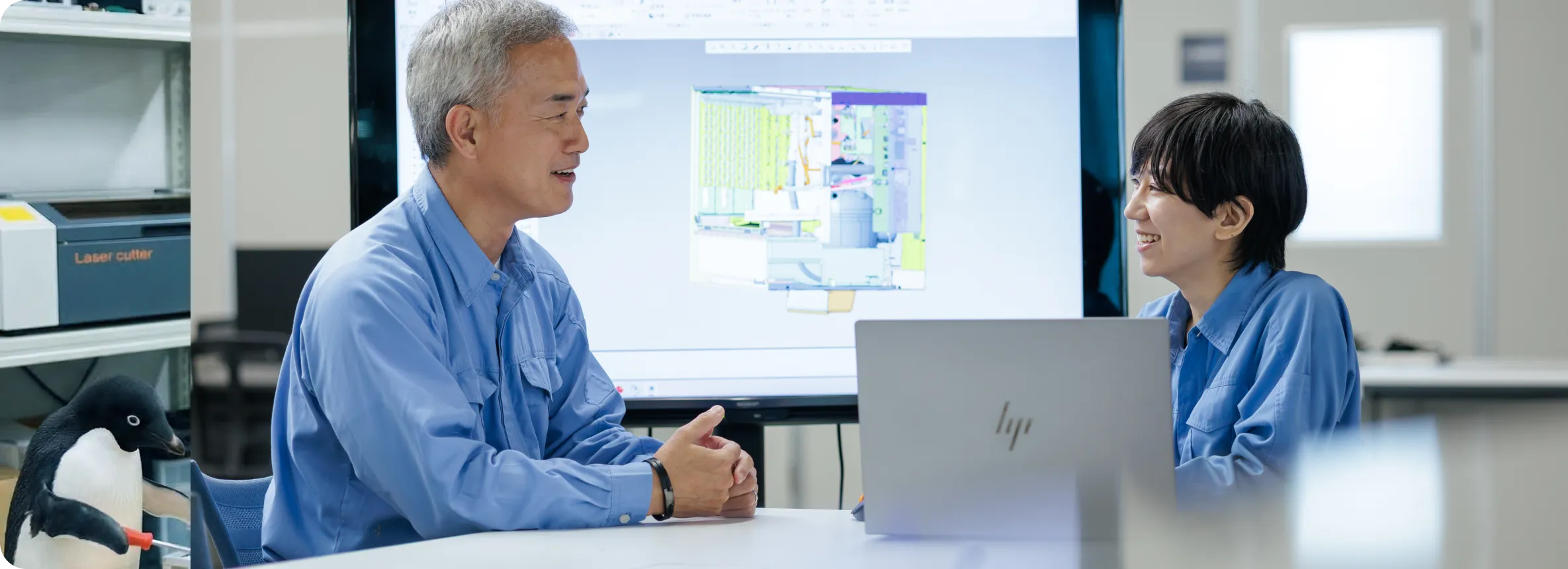生産技術のベテラン社員と設計の若手社員が対談する様子